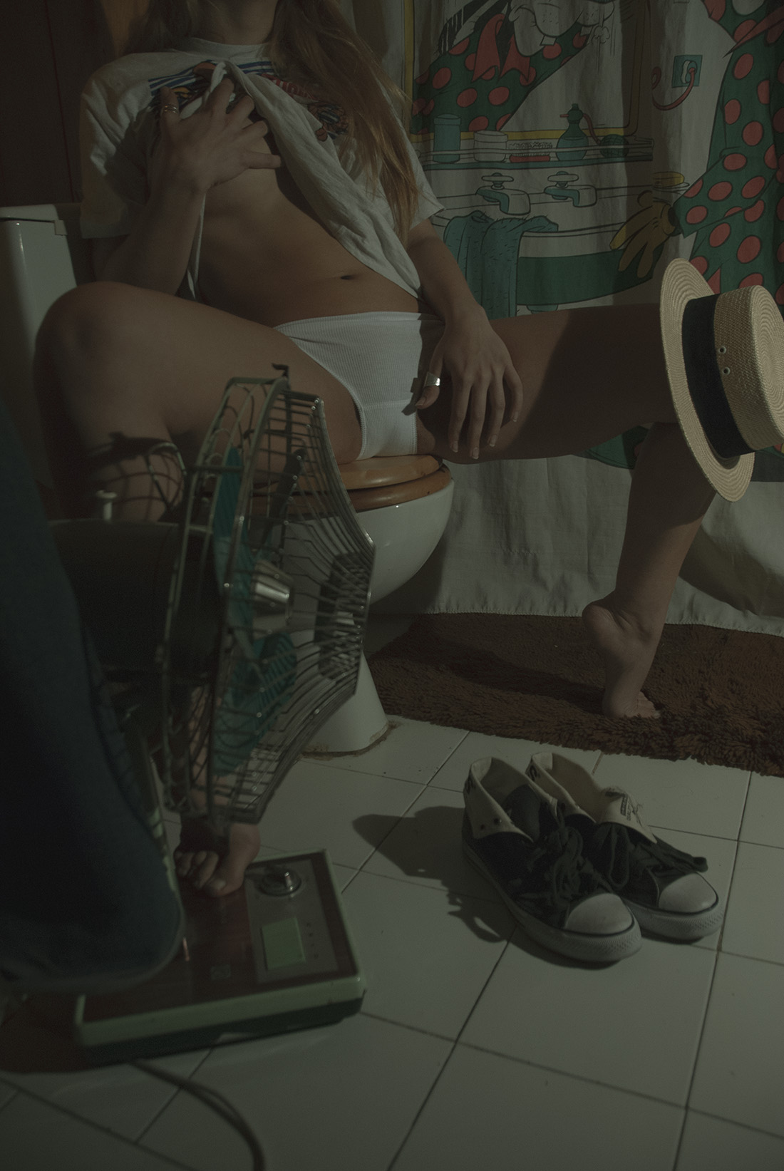 Fetish legs bath model 00