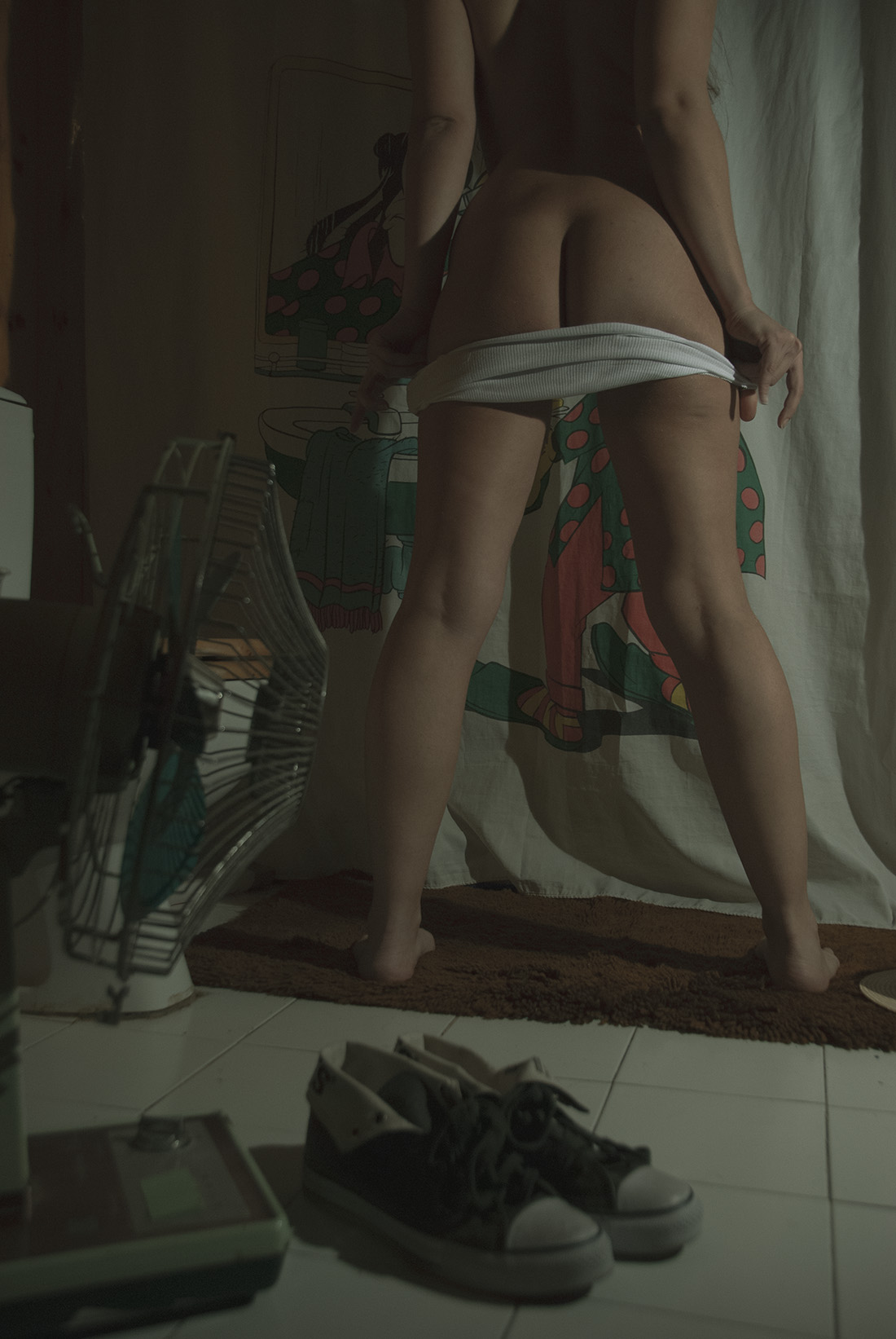 Fetish legs bath model 04